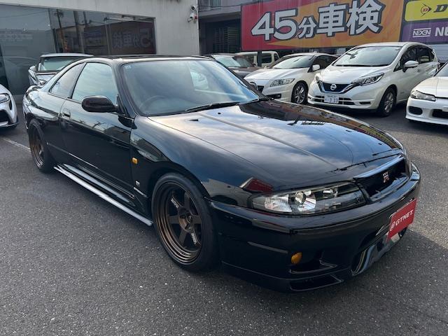 1995 Nissan Skyline GT-R V-Spec (BCNR33) — Black - Image 1