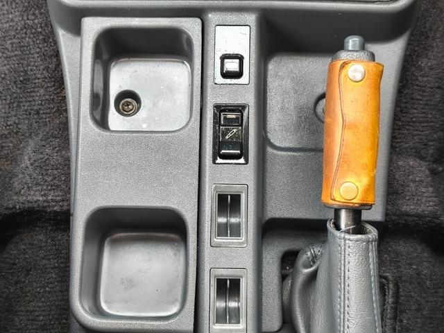 1993 Toyota Land Cruiser Prado (LJ78W) — Green/Silver - Image 37