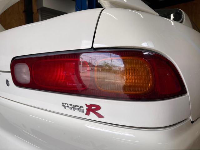 1996 Honda Integra Type R (DC2) — Championship White - Image 10