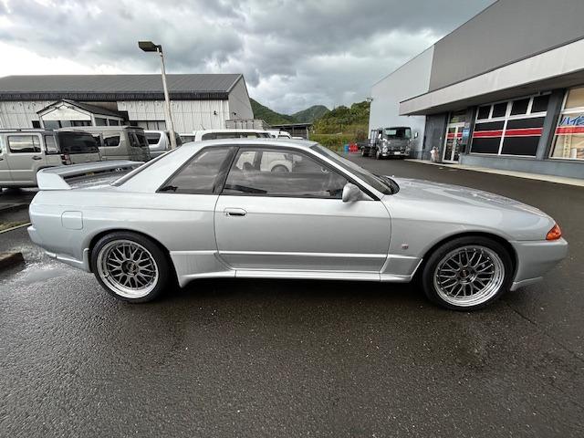 1994 Nissan Skyline GT-R (BNR32) — Silver Metallic - Image 4