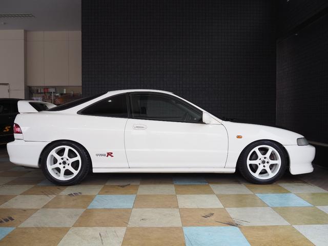 1999 Honda Integra Type R (DC2) — Championship White - Image 4
