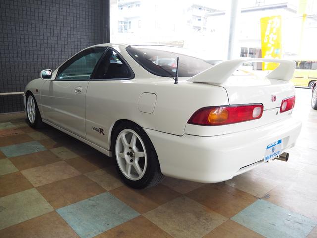 1999 Honda Integra Type R (DC2) — Championship White - Image 10